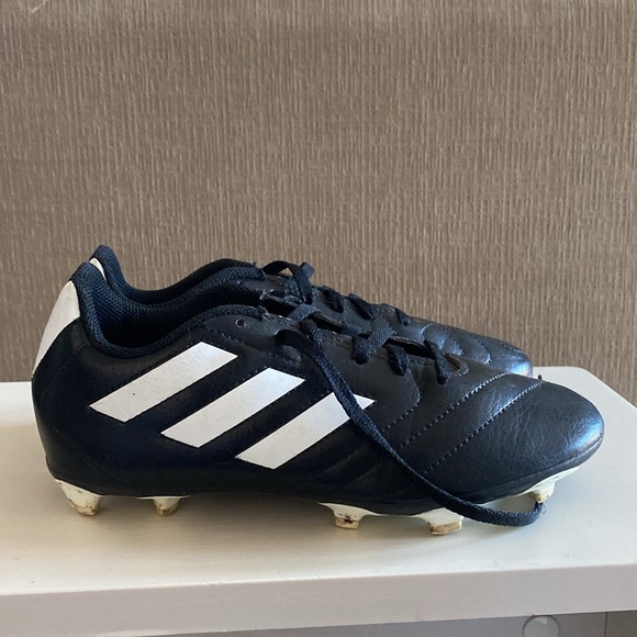 Lightly worn girls soccer cleats - Picture 4 of 4